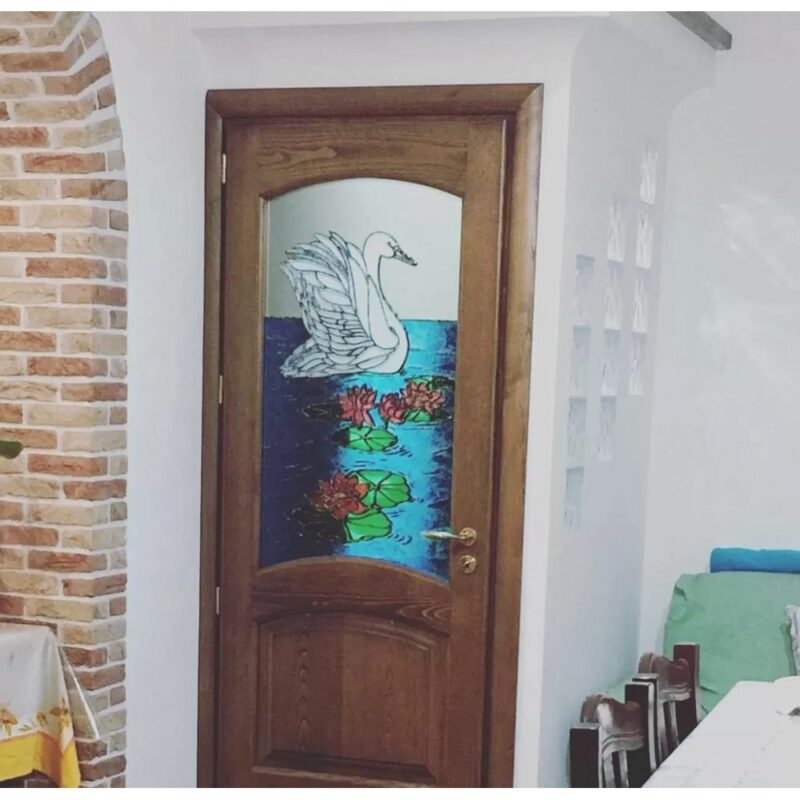 Vetro decorato con resine cigno
